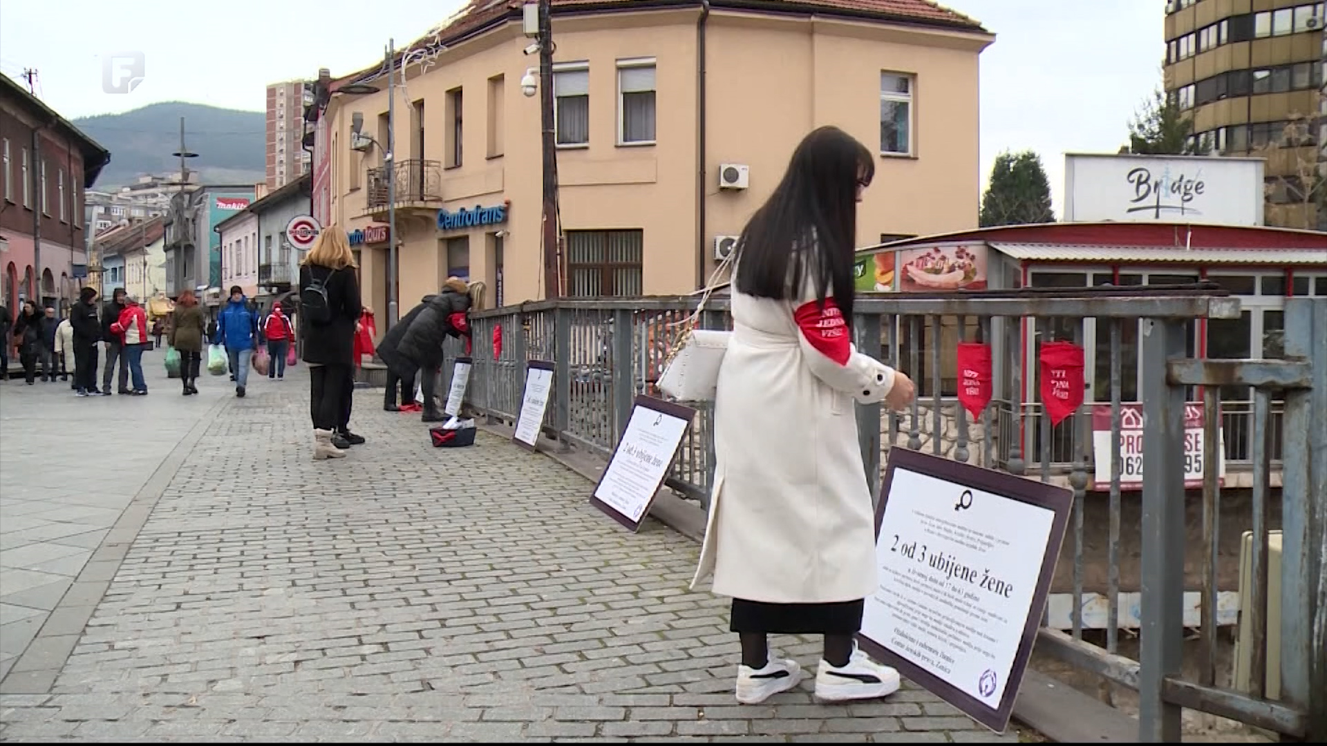 Pod sloganom "Niti jedna više" na Kamenom mostu u Zenici održan protest protiv femicida
